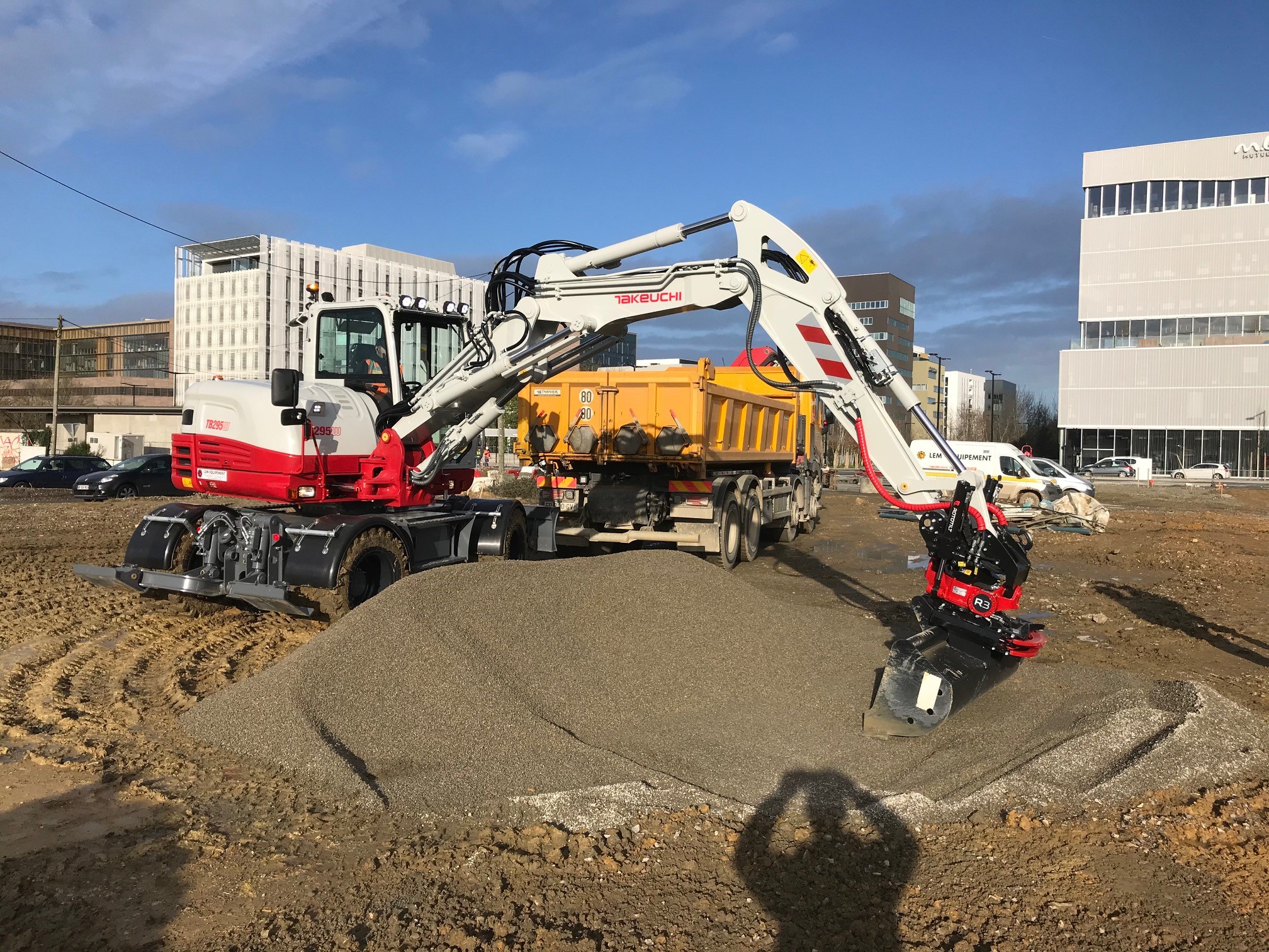 Pelle sur pneus Takeuchi TB295W neuve